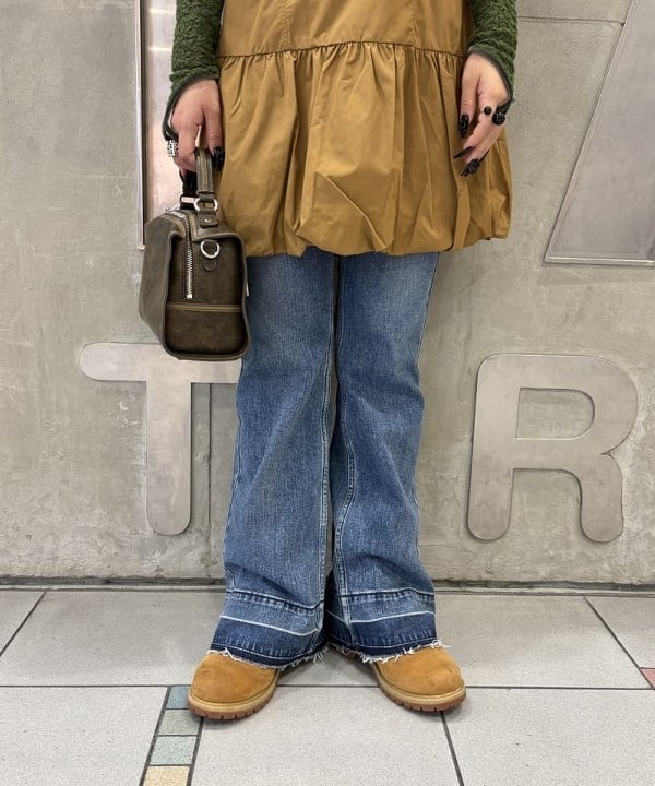 もえのさんの「BEAMS WOMEN｜RED CARD TOKYO / Peace ルーズフレア デニムパンツ」を使ったコーディネート