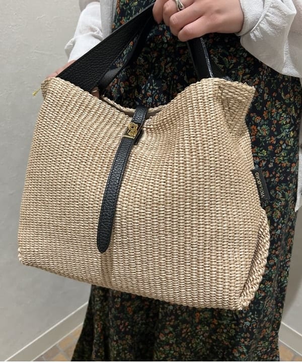 大槻 まひろさんの「BEAMS WOMEN｜VIOLAd&rsquo;ORO / SANDRO ラフィア 2WAY トートバッグ」を使ったコーディネート