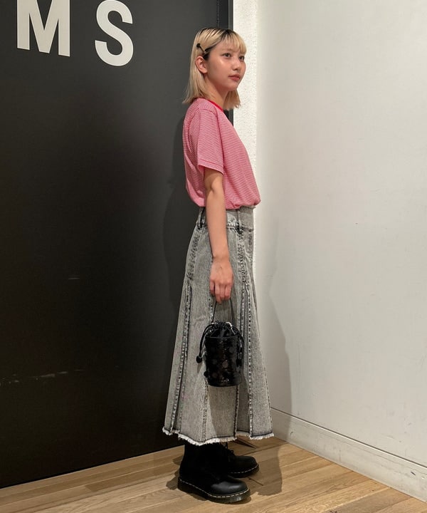 佐藤 亜美さんの「BEAMS WOMEN｜デニム タック ミディアム スカート」を使ったコーディネート