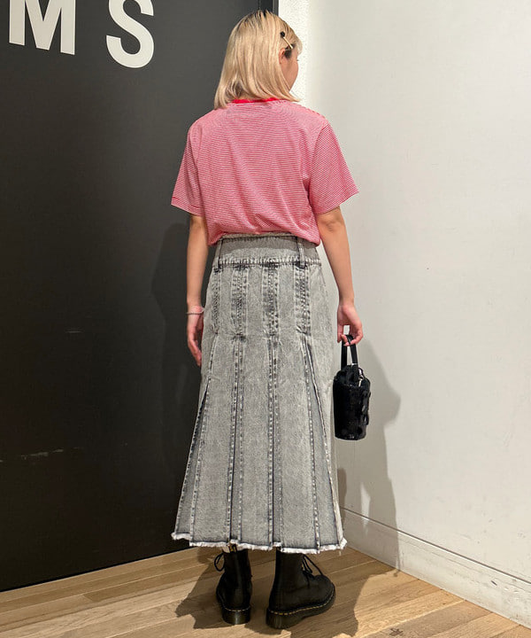 佐藤 亜美さんの「BEAMS WOMEN｜デニム タック ミディアム スカート」を使ったコーディネート