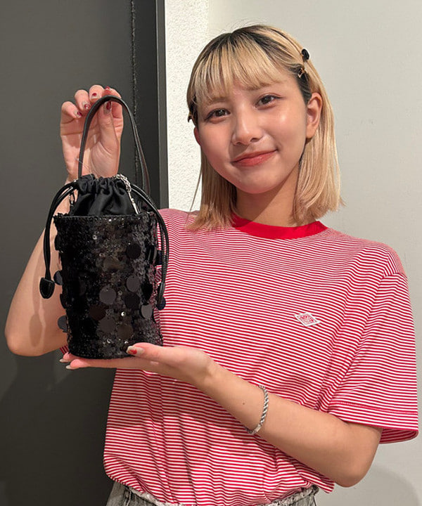 佐藤 亜美さんの「BEAMS WOMEN｜デニム タック ミディアム スカート」を使ったコーディネート