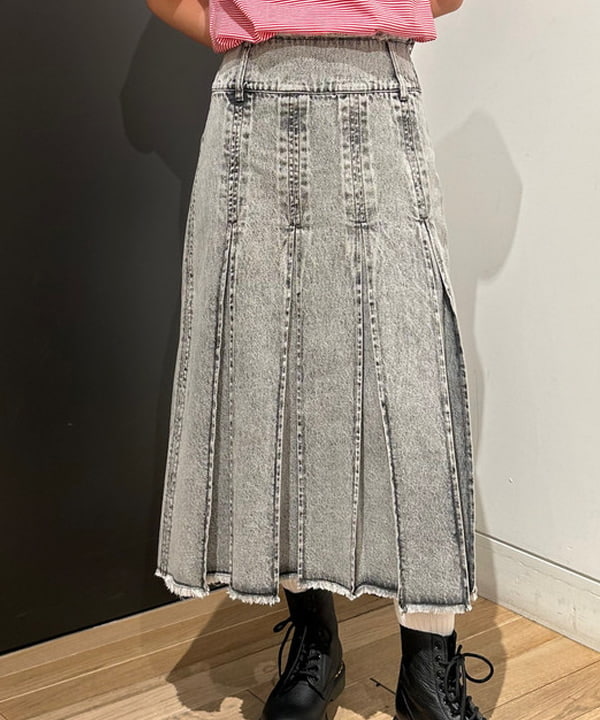 佐藤 亜美さんの「BEAMS WOMEN｜デニム タック ミディアム スカート」を使ったコーディネート