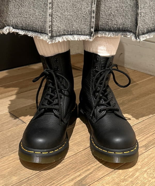 佐藤 亜美さんの「BEAMS WOMEN｜デニム タック ミディアム スカート」を使ったコーディネート