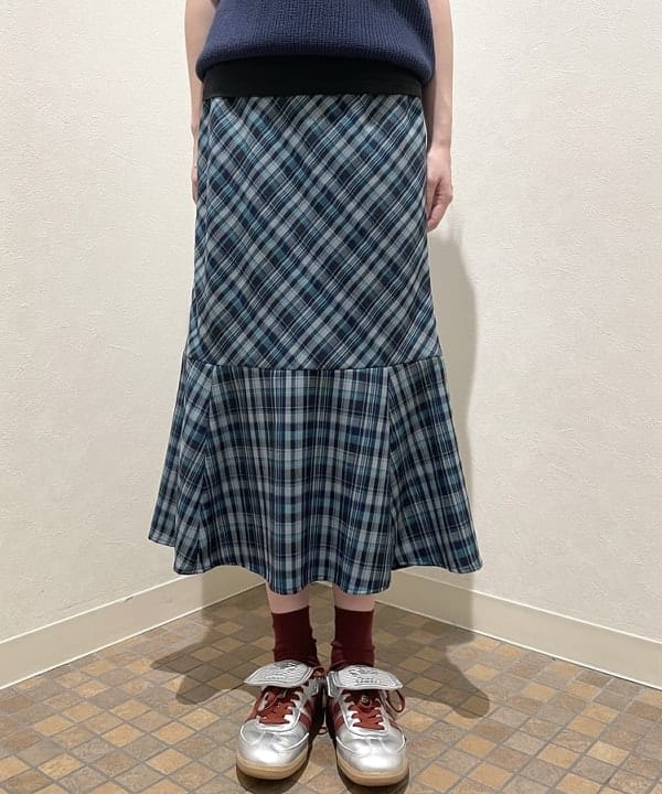加歩さんの「BEAMS WOMEN｜チェック キリカエ マーメイド スカート」を使ったコーディネート