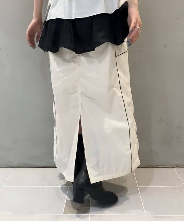 須賀さんの「BEAMS WOMEN｜シャーリング キリカエ Tシャツ」を使ったコーディネート