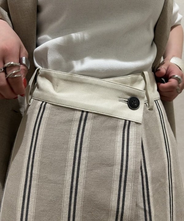 大槻 まひろさんの「BEAMS WOMEN｜【別注】スタイリスト佐藤佳菜子 × SLOANE / クルーネック リブTシャツ」を使ったコーディネート