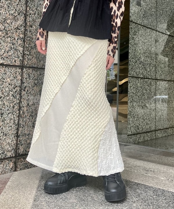 森本 理絵さんの「BEAMS WOMEN｜オフショルダー パフスリーブ ブラウス」を使ったコーディネート