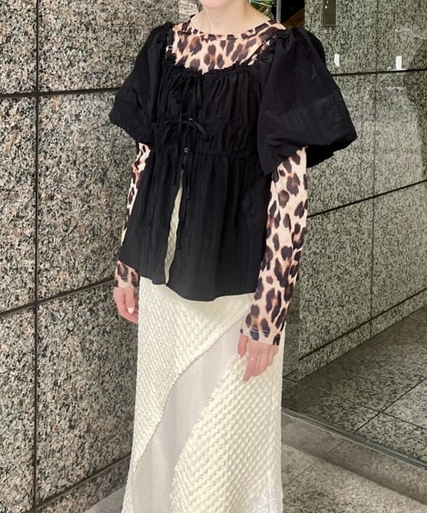 森本 理絵さんの「BEAMS WOMEN｜オフショルダー パフスリーブ ブラウス」を使ったコーディネート