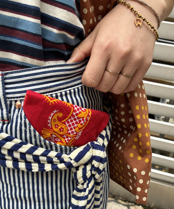 森川 夏衣さんの「BEAMS WOMEN｜BEAMS BOY / イレギュラー カット バンダナ」を使ったコーディネート