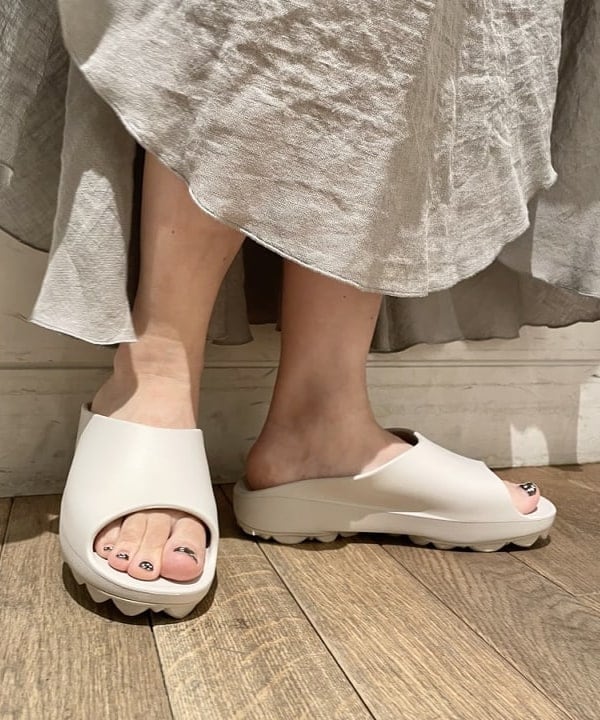 IZUMI MAYUMIさんの「BEAMS WOMEN｜【別注】SLOANE / 裏毛 半袖 スウェット」を使ったコーディネート