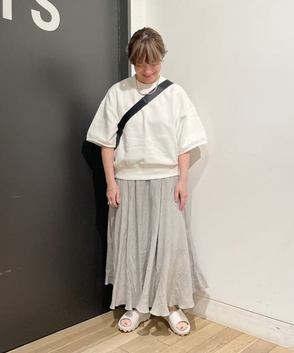 IZUMI MAYUMIさんの「BEAMS WOMEN｜【別注】SLOANE / 裏毛 半袖 スウェット」を使ったコーディネート