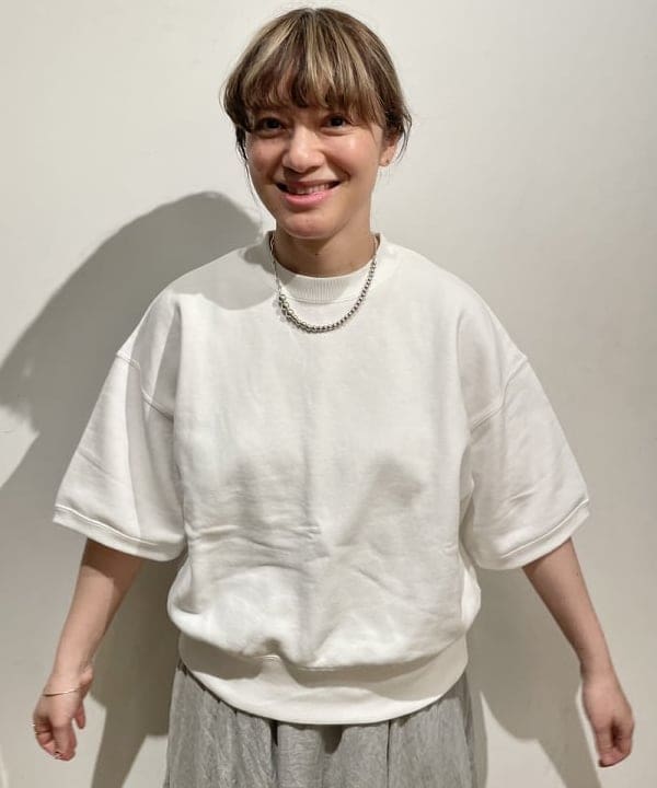 IZUMI MAYUMIさんの「BEAMS WOMEN｜【別注】SLOANE / 裏毛 半袖 スウェット」を使ったコーディネート
