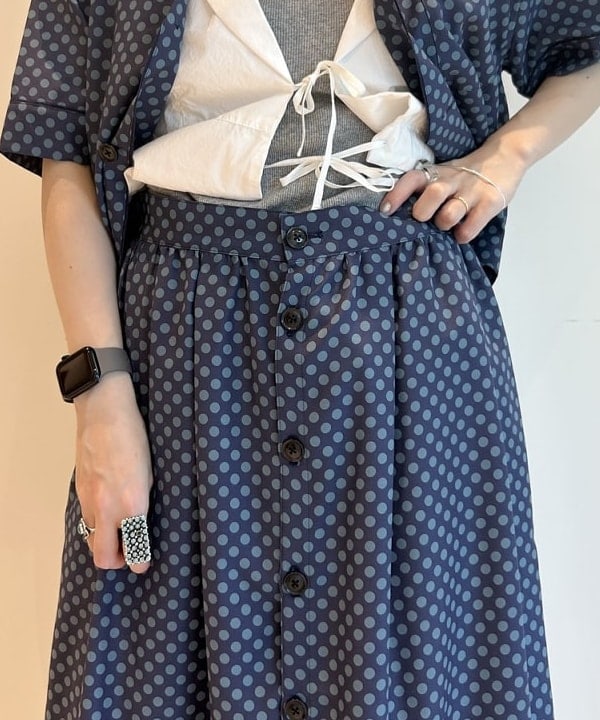 清水 彩乃さんの「BEAMS WOMEN｜ドット フロント オープン スカート」を使ったコーディネート