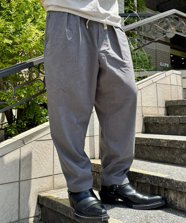 配島 孝明さんの「BEAMS WOMEN｜ドライ 2プリーツ イージーパンツ」を使ったコーディネート