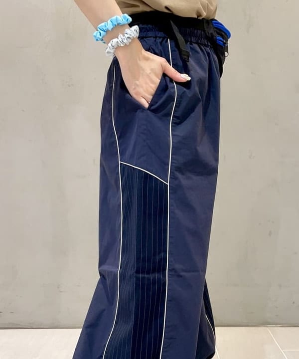 カタヤマ アヤさんの「BEAMS WOMEN｜ストライプ キリカエ トラックパンツ」を使ったコーディネート