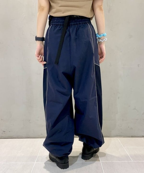 カタヤマ アヤさんの「BEAMS WOMEN｜ストライプ キリカエ トラックパンツ」を使ったコーディネート