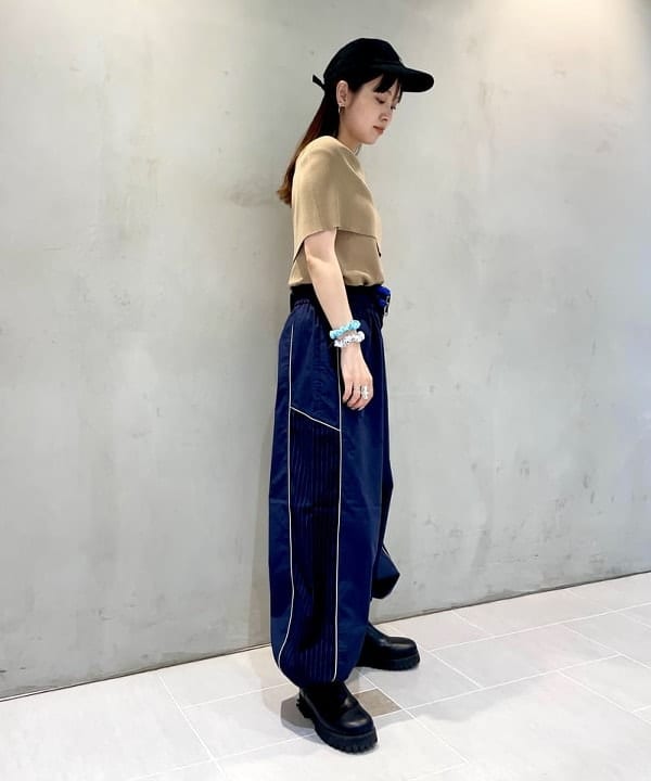 カタヤマ アヤさんの「BEAMS WOMEN｜ストライプ キリカエ トラックパンツ」を使ったコーディネート