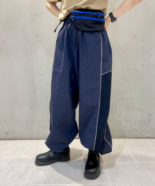 カタヤマ アヤさんの「BEAMS WOMEN｜ストライプ キリカエ トラックパンツ」を使ったコーディネート