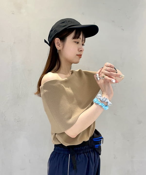 カタヤマ アヤさんの「BEAMS WOMEN｜ストライプ キリカエ トラックパンツ」を使ったコーディネート