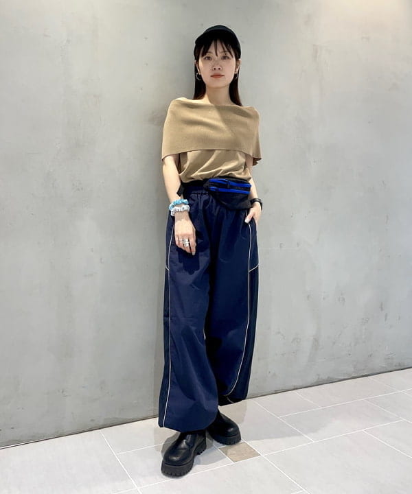 カタヤマ アヤさんの「BEAMS WOMEN｜ストライプ キリカエ トラックパンツ」を使ったコーディネート