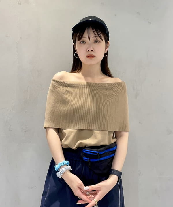 カタヤマ アヤさんの「BEAMS WOMEN｜ストライプ キリカエ トラックパンツ」を使ったコーディネート