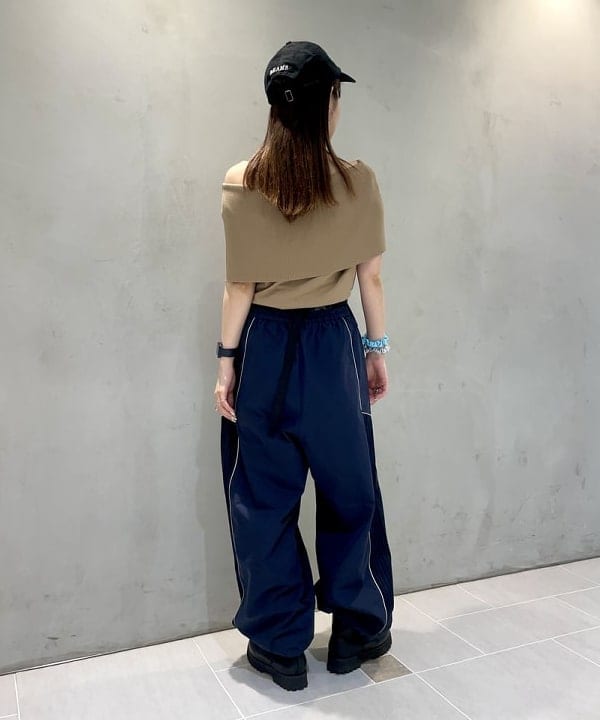 カタヤマ アヤさんの「BEAMS WOMEN｜ストライプ キリカエ トラックパンツ」を使ったコーディネート