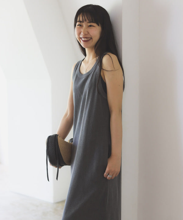 中丸　栞さんの「BEAMS WOMEN｜VIOLAd&rsquo;ORO / ラフィア調 ムーンバッグ」を使ったコーディネート