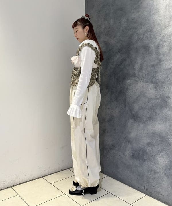 庭野 優紀さんの「BEAMS WOMEN｜ストライプ キリカエ トラックパンツ」を使ったコーディネート