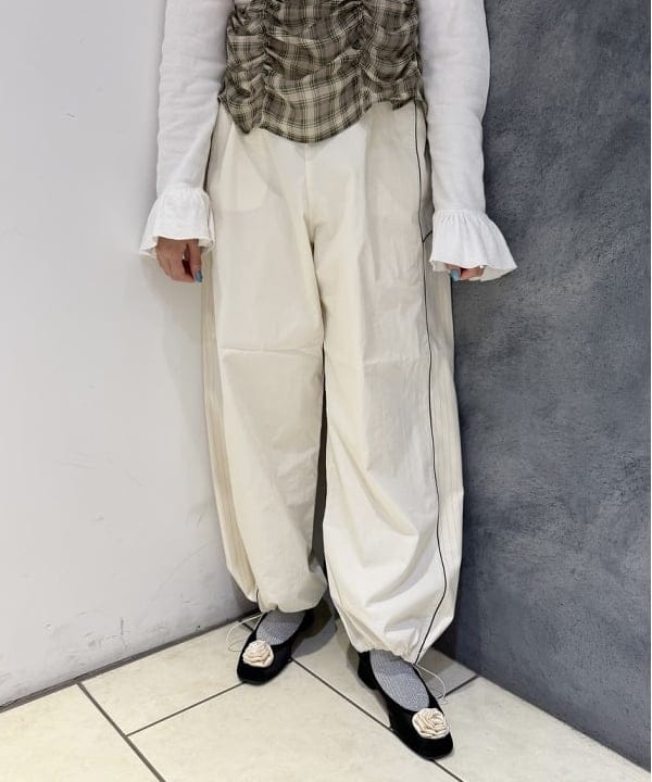 庭野 優紀さんの「BEAMS WOMEN｜ストライプ キリカエ トラックパンツ」を使ったコーディネート