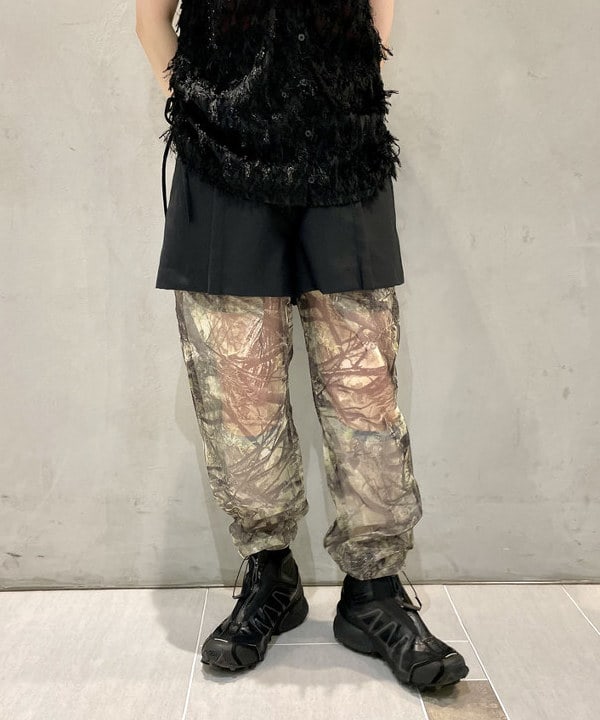 カタヤマ アヤさんの「BEAMS WOMEN｜フリンジ 2WAY ジレ ブラウス」を使ったコーディネート