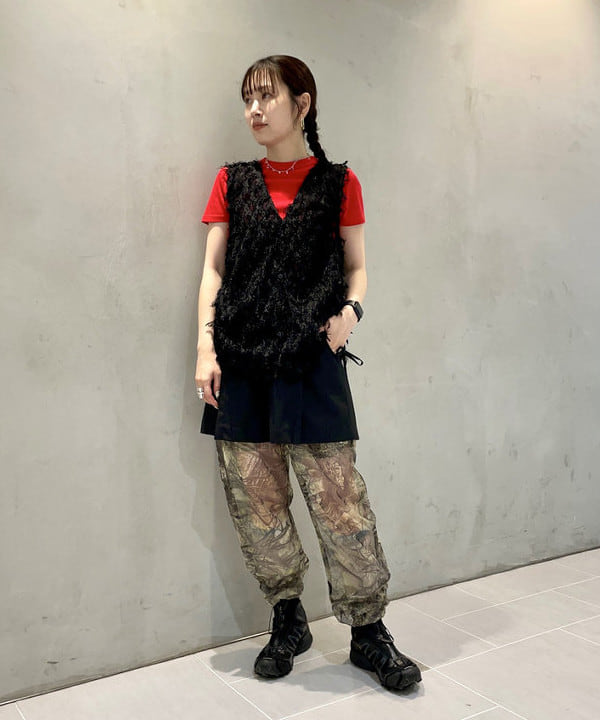 カタヤマ アヤさんの「BEAMS WOMEN｜フリンジ 2WAY ジレ ブラウス」を使ったコーディネート