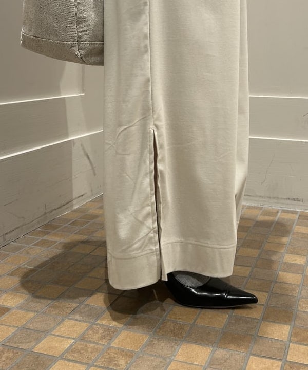 大槻 まひろさんの「BEAMS WOMEN｜【別注】SLOANE / タックショルダー ワンピース」を使ったコーディネート