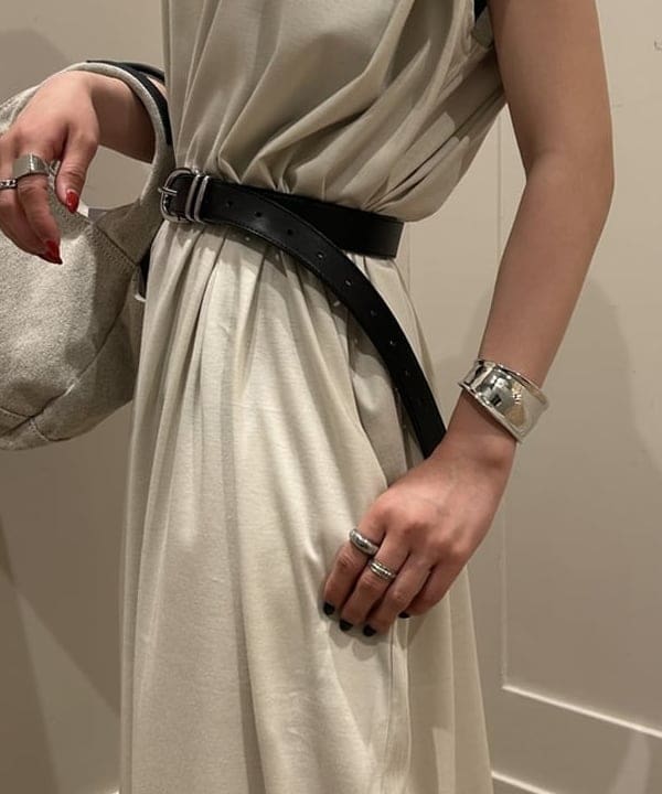 大槻 まひろさんの「BEAMS WOMEN｜【別注】SLOANE / タックショルダー ワンピース」を使ったコーディネート