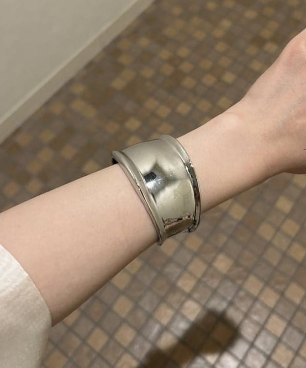 大槻 まひろさんの「BEAMS WOMEN｜【別注】SLOANE / タックショルダー ワンピース」を使ったコーディネート