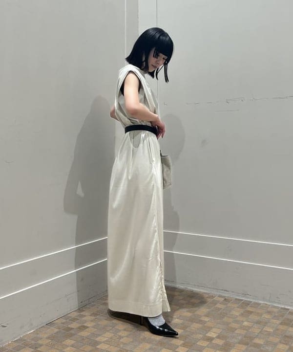 大槻 まひろさんの「BEAMS WOMEN｜【別注】SLOANE / タックショルダー ワンピース」を使ったコーディネート