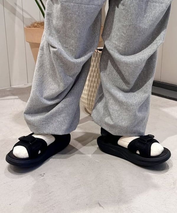 イシイ サオリさんの「BEAMS WOMEN｜MBT / KISUMU CLASSIC」を使ったコーディネート