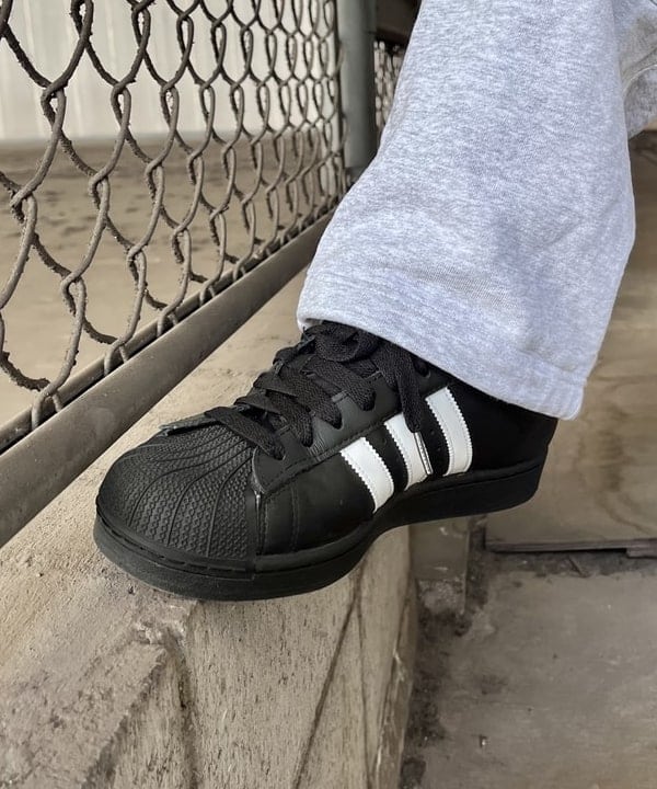 槙山 賢斗さんの「BEAMS WOMEN｜adidas / SUPERSTAR 2 BLACK」を使ったコーディネート