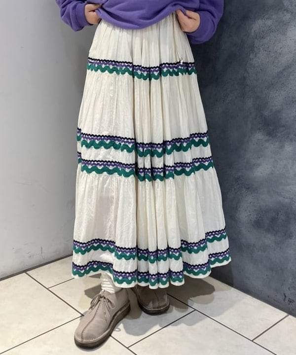 モモさんの「BEAMS WOMEN｜【別注】trepied / テープ ティアード スカート」を使ったコーディネート