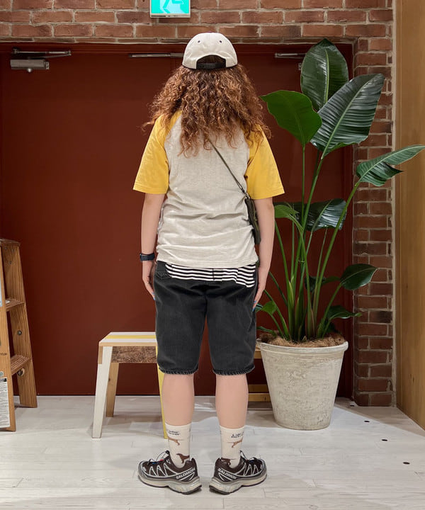 エノモト アミさんの「BEAMS WOMEN｜【別注】Champion / プリント ラグラン Tシャツ」を使ったコーディネート