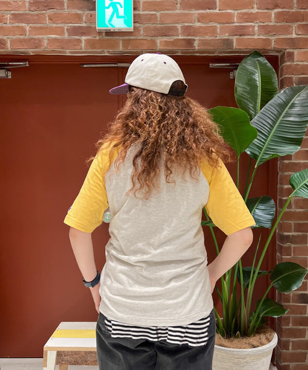 エノモト アミさんの「BEAMS WOMEN｜【別注】Champion / プリント ラグラン Tシャツ」を使ったコーディネート