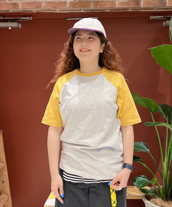 エノモト アミさんの「BEAMS WOMEN｜【別注】Champion / プリント ラグラン Tシャツ」を使ったコーディネート