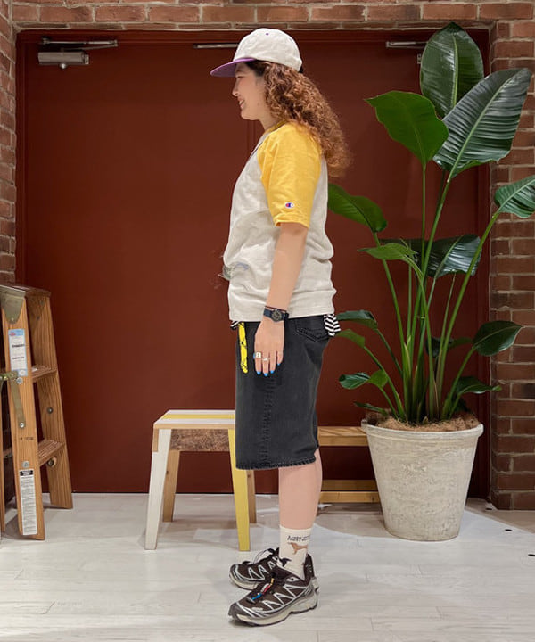 エノモト アミさんの「BEAMS WOMEN｜【別注】Champion / プリント ラグラン Tシャツ」を使ったコーディネート