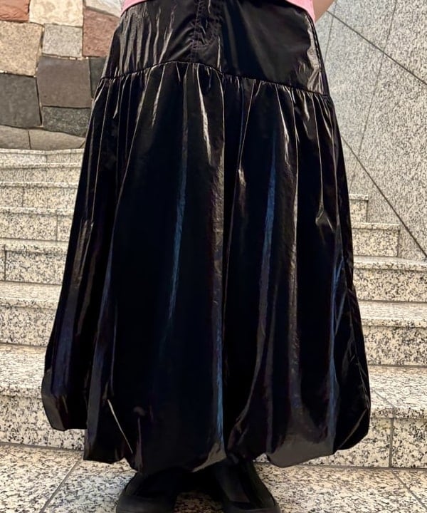 YABUさんの「BEAMS WOMEN｜グロッシー バルーン スカート」を使ったコーディネート