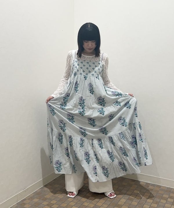 大槻 まひろさんの「BEAMS WOMEN｜ne Quittez pas / コットンジャカード リリープリント キャミソールワンピース」を使ったコーディネート