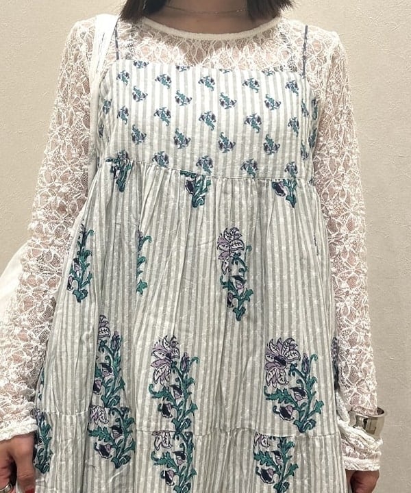 大槻 まひろさんの「BEAMS WOMEN｜ne Quittez pas / コットンジャカード リリープリント キャミソールワンピース」を使ったコーディネート