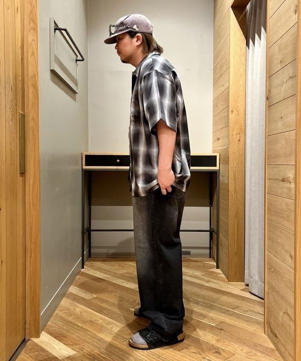 新里 京介さんの「BEAMS WOMEN｜オンブレ チェック ルーズ シャツ」を使ったコーディネート