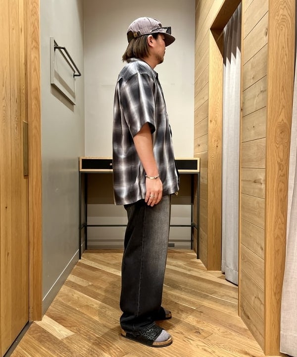 新里 京介さんの「BEAMS WOMEN｜オンブレ チェック ルーズ シャツ」を使ったコーディネート