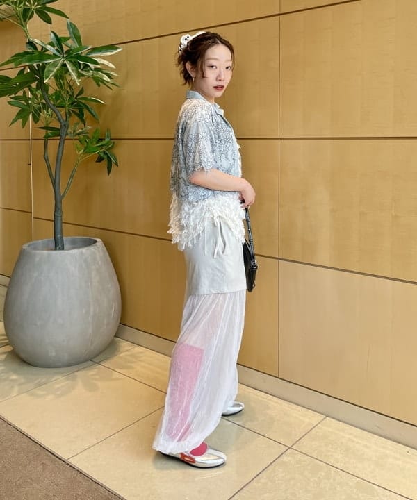 ハルキ　モモナさんの「BEAMS WOMEN｜コードレース レイヤー シャツ」を使ったコーディネート