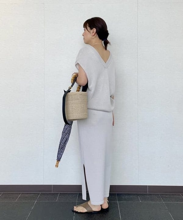 住吉　明佳さんの「BEAMS WOMEN｜ISOLATION / カーブ パーム バングル シルバー」を使ったコーディネート