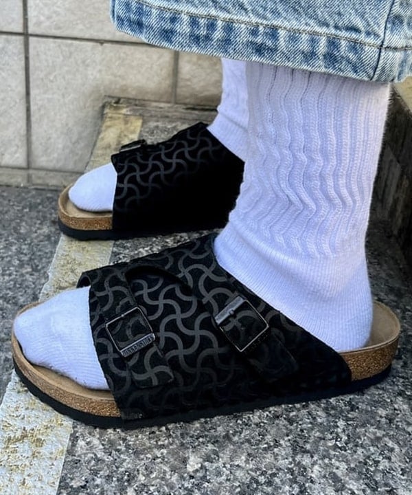 こたろうさんの「BEAMS WOMEN｜【別注】BIRKENSTOCK / Zurich BONE PATTERN BLACK」を使ったコーディネート